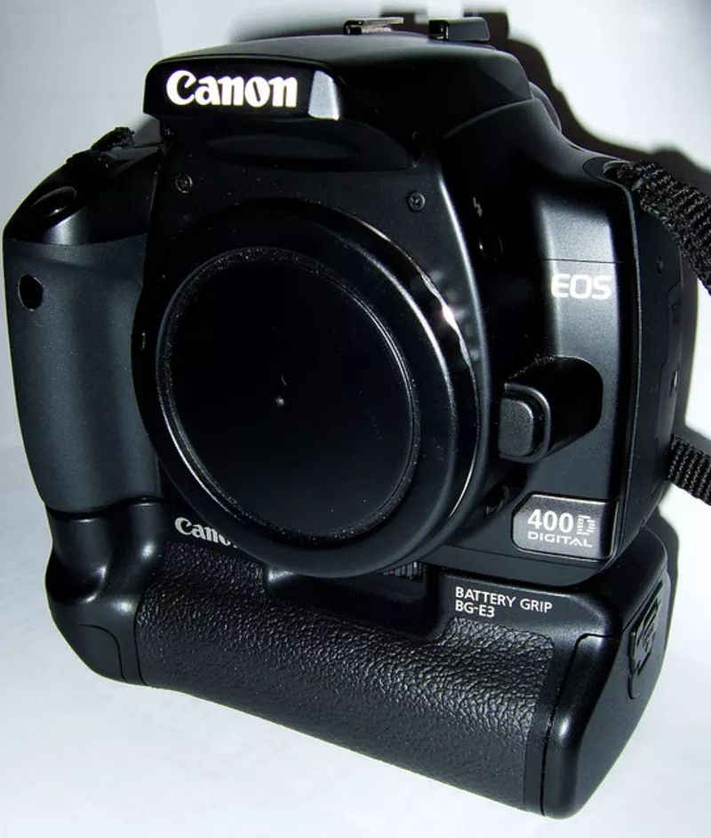 Nikon D5000 12.3 MP DX Digital SLR w/ 18-55mm f/3.5-5.6G VR Lens + 2